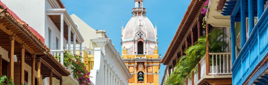 Colombie-View-of-balconies-leading-to-the-stunning-cathedral-in-Cartagena